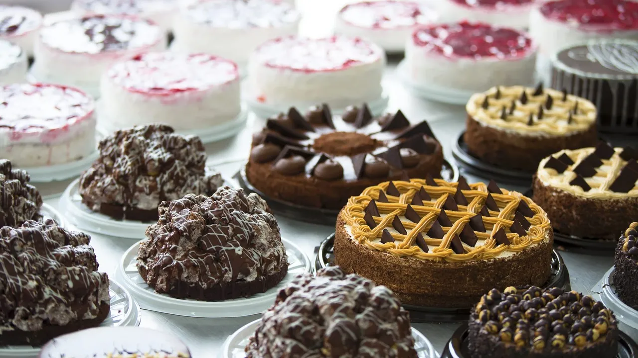 Variedade de bolos e tortas em uma confeitaria