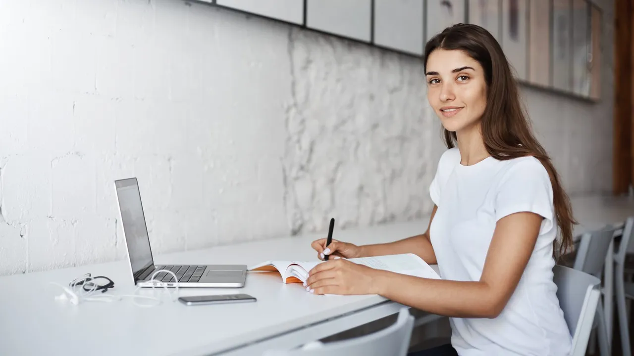 Jovem estudante trabalhando com um laptop