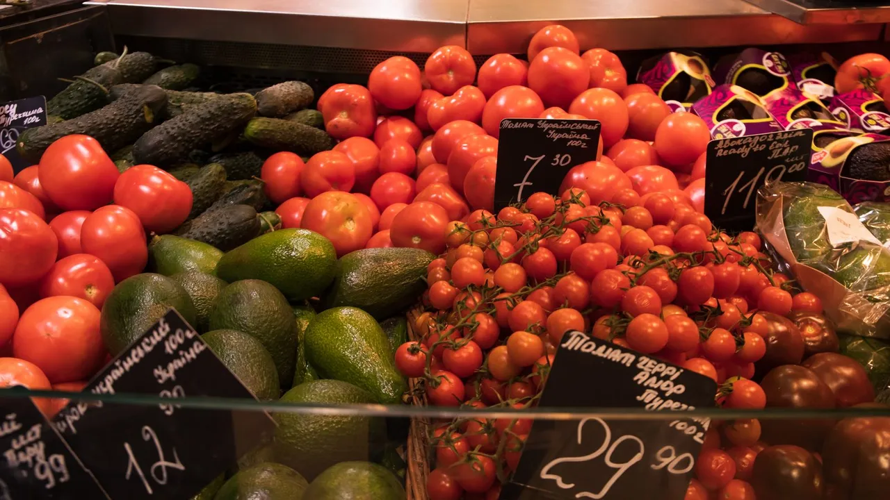 Banca de frutas e verduras em uma feira livre