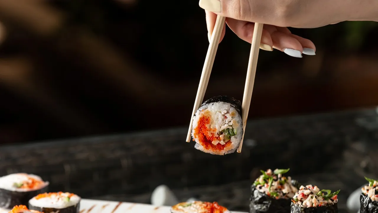 Variedade de sushis e comida japonesa servidos em um prato
