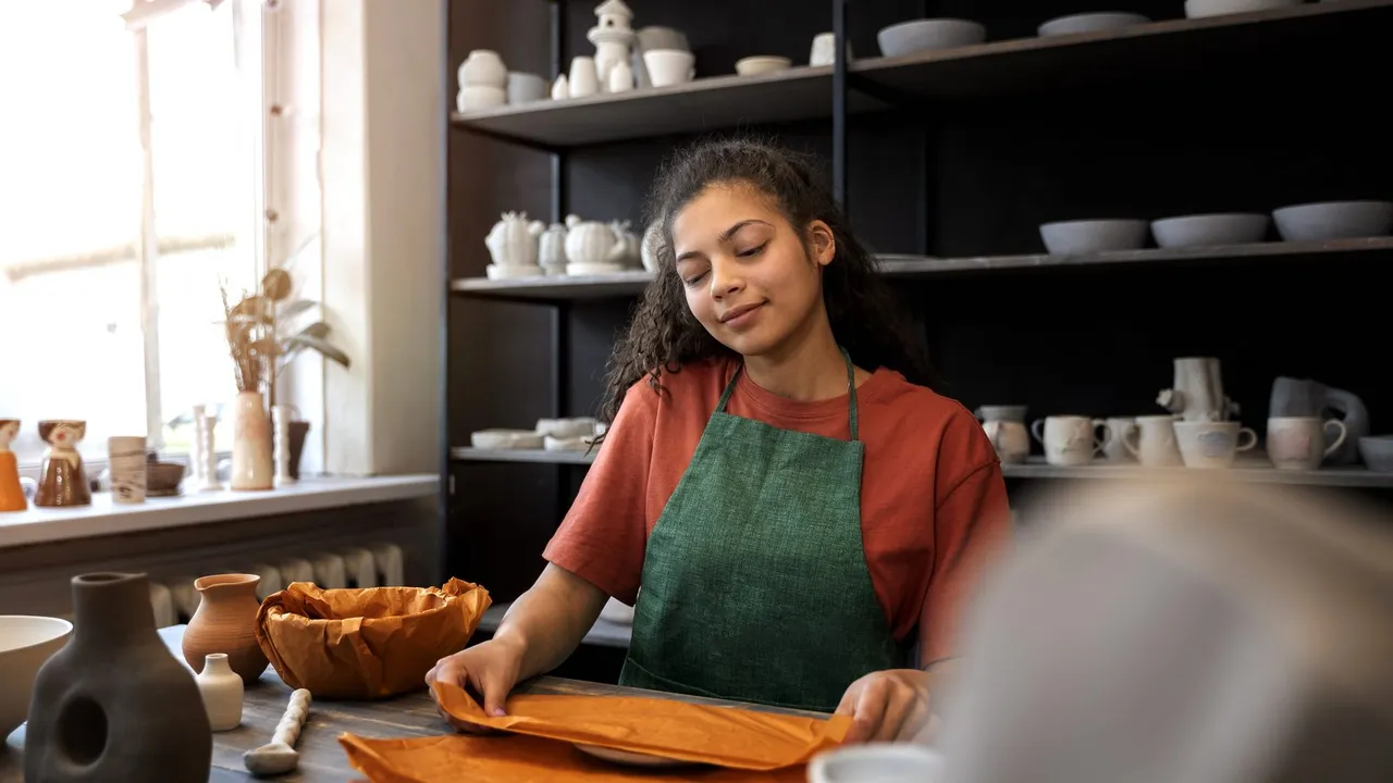 Empreendedora trabalhando em seu pequeno negócio