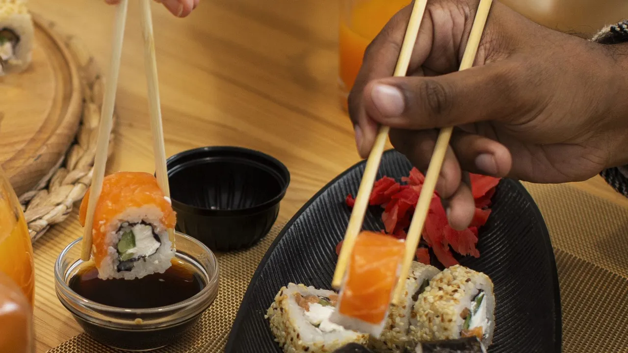 Travessa de sushi variado servida em um restaurante japonês