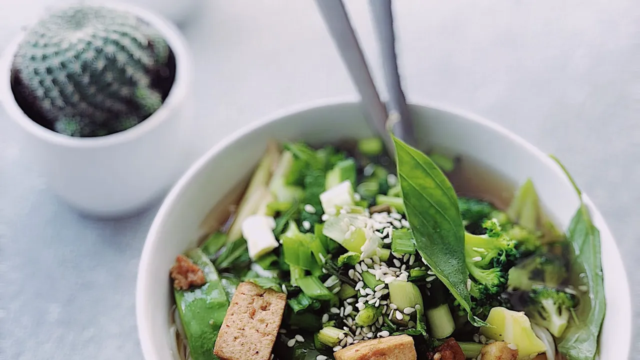 Bowl saudável com tofu e vegetais frescos